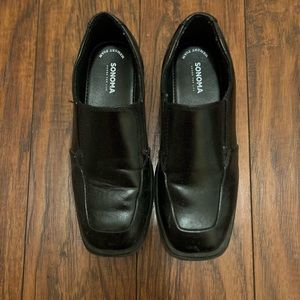 Boys size 3M memory foam dress shoes.